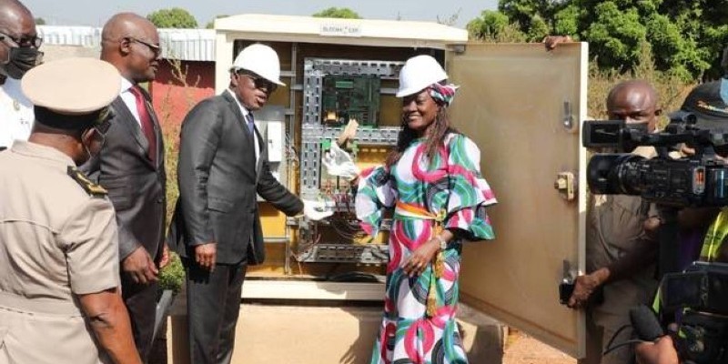 Le maire Mariatou Koné en compagnie du ministre-gouverneur Issa Coulibaly, lors de la mise en marche officielle des feux. (DR)