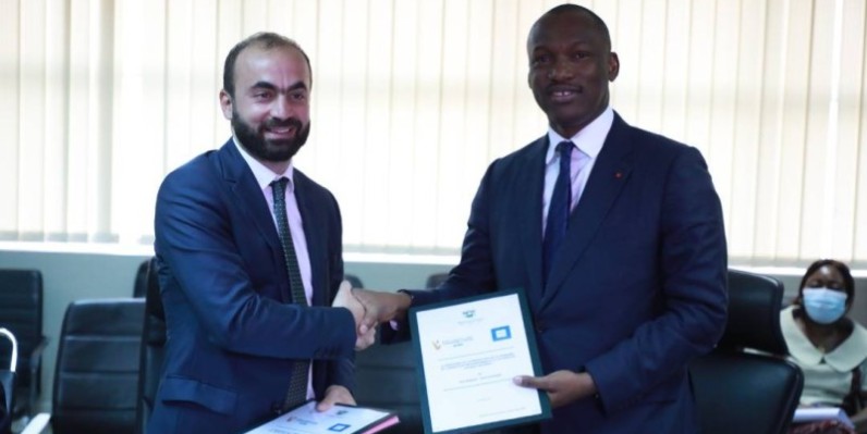 Le ministre Mamadou Touré et Clyde Fakhoury échangeant les parapheurs. (DR)