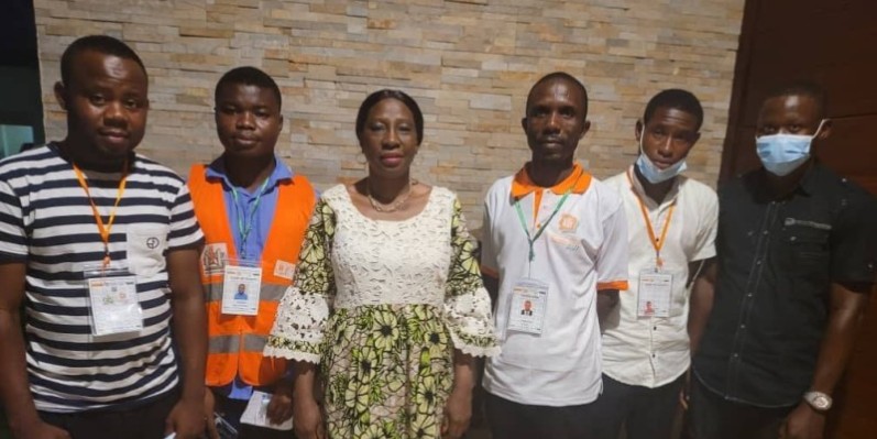 La ministre Kandia Camara en compagnie des agents recenseurs. (DR)