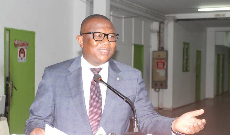 Le ministre de la Communication, des Médias et de la Francophonie, Amadou Coulibaly, a réceptionné le don du gouvernement japonais offert au groupe Fraternité Matin. (Photo : Véronique Dadié)
