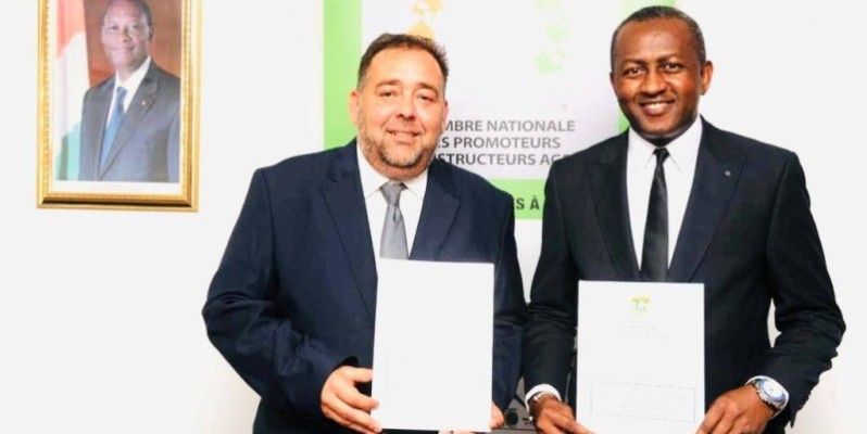 Manuel Fenoll Zanon et Siriki Sangaré posent après la signature de la convention (DR)