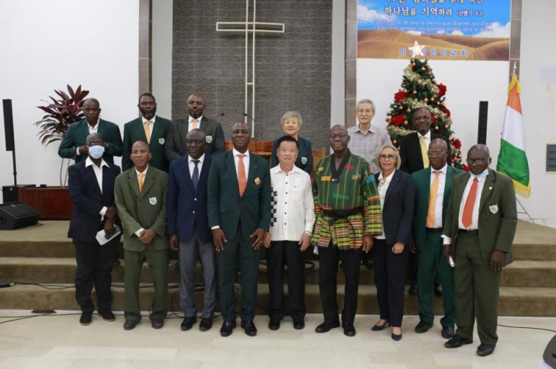 La communauté des taekwondo-in ivoiriens est allée dire merci à Dieu et lui confier le nouveau bureau fédéral conduit par Me Yacé. (photos : dr)