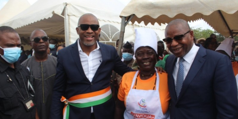 Le ministre Adama Kamara (à droite) a primé plusieurs séniors ayant participé aux activités de la Jipa. (Photo : Dr)