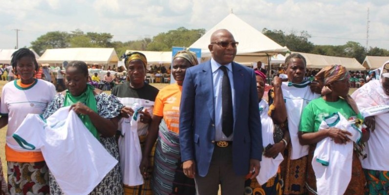 Le ministre Adama Kamara a communié avec les séniors de Vavoua. (Photo : Dr)
