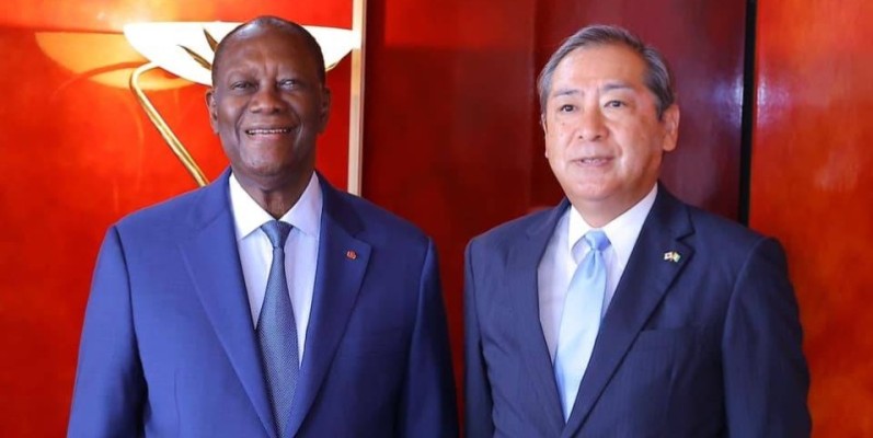 Le Président Alassane Ouattara en compagnie de l'ambassadeur du Japon, Hideaki Kuramitsu. (DR)