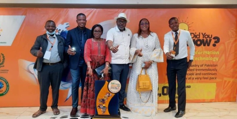 La délégation ivoirienne posant avec le trophée du prix d’excellence. (DR)