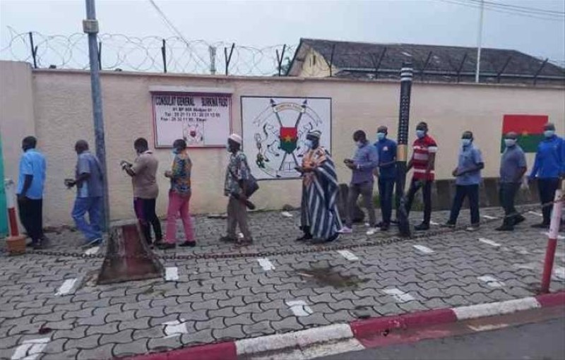 Des ressortissants burkinabè dans la quête de documents. (DR)