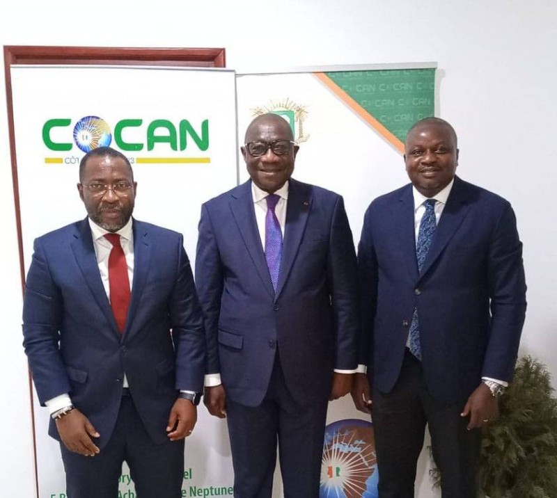Le président du COCAN, Amichia François encadré par le Dg de Fraternité Matin, Serge Abdel Nouho (Cravate rouge) et le Dcm, Mamadou N'Diaye
