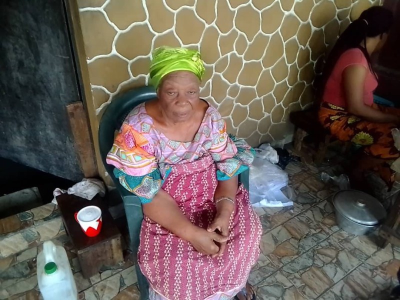 À 82 anss révolus aujourd’hui, elle reste toujours fidèle à son activité. (Ph: Dr)