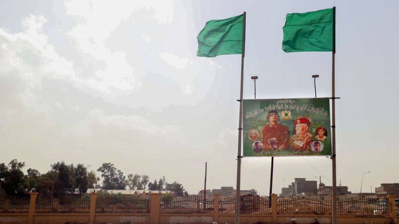 L'ancien drapeau libyen sous Kadhafi flotte toujours à Bani Walid. (Dr)