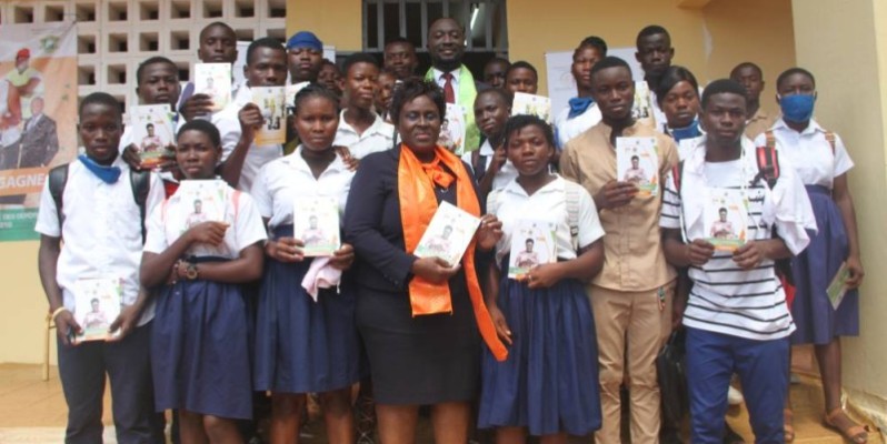 Le stand du Trésor Public a été aussi pris d’assaut par les parents d’étudiants, parents d’élèves, demandeurs d’emploi. (Ph: Dr)