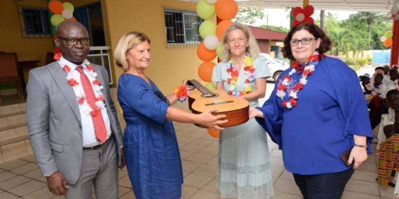 Remise symbolique d'une guitare. (DR)