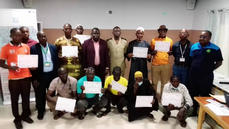 Les lauréats tenant fièrement leurs diplômes en compagnie des autorités. (DR)