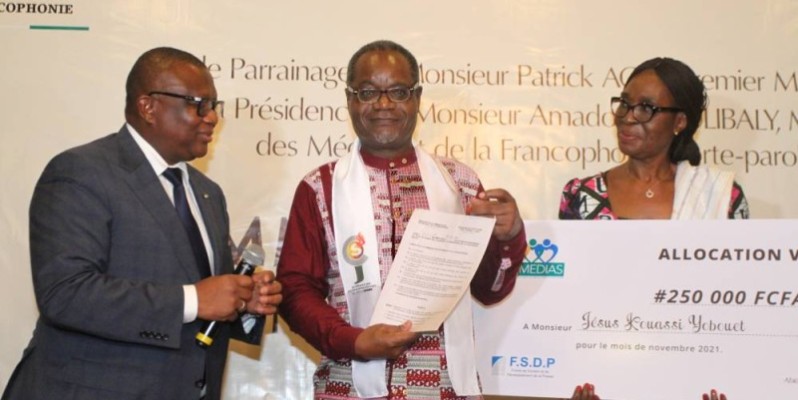 Le ministre Amadou Coulibaly a procédé à la remise de l'arrêté fixant la liste des 41 bénéficiaires.  (Véronique Dadié)