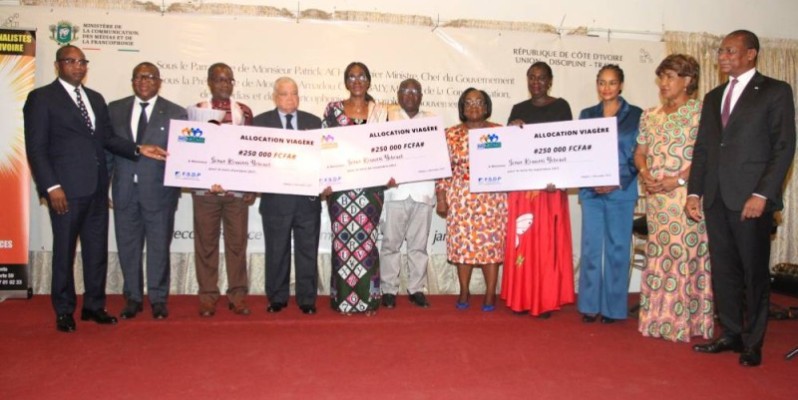 Marie Thérèse Yobouet (au centre) a réceptionné le chèque de son époux. Elle est entourée d'anciens et actuels membres du gouvernement ivoirien venus témoigner leur soutien à cette initiative. (Véronique Dadié)