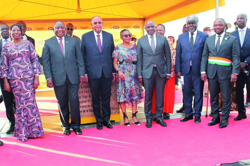 Le Président sud-africain, Cyril Ramaphosa, et le Premier ministre Patrick Achi (tous deux au centre) entourés d'autres membres du gouvernement et de hauts responsables sud-africains et du groupe Mtn au lancement des travaux du futur siège de Mtn-CI. (Joséphine Kouadio)