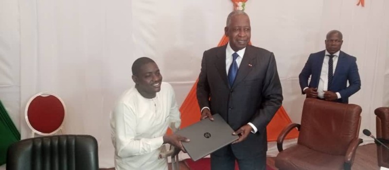 Le président des étudiants et élèves handicapés de Côte d’Ivoire recevant symboliquement un ordinateur des mains d’Adama Toungara. (PHOTOs :DR)