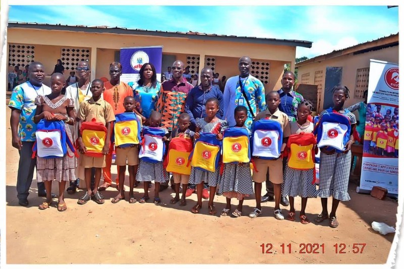 


Des écoliers visiblement heureux de recevoir ces kits scolaires. (photos : dr)