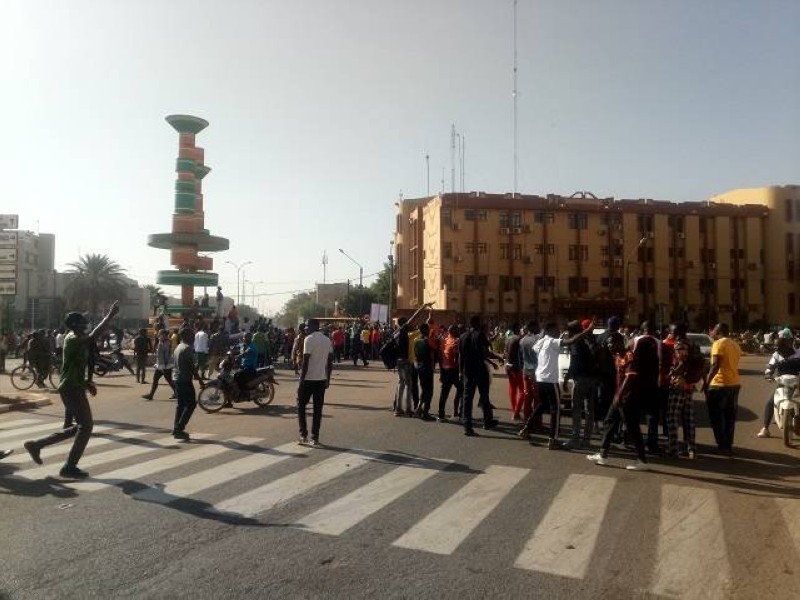 Des manifestants vers la place des-cineastes