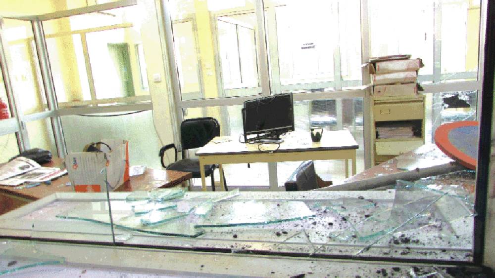 Les services de l’état civil de la commune de Ouagadougou ont été misà sac par les manifestants (Ph Sidwaya)