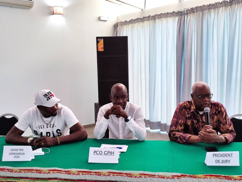Chris Alex, promoteur de l'évènement (au centre), encadré par le président du jury, Bamba Bakari (à droite), et le lauréat 2020 Ramatoulaye Dj. (DR)