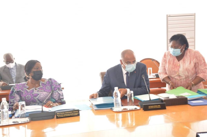 Le Premier ministre Patrick Achi et la ministre Kandia Camara