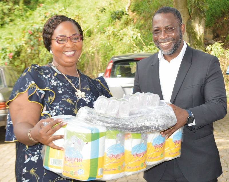 La présidente de l'Association des femmes de Fraternité Matin remettant des produits d'hygiène au directeur général. (Photo : Julien Monsan)