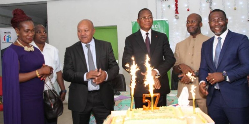 Le ministre Bruno Koné et les officiels procédant à la coupure du gâteau marquant le 57è anniversaire du groupe Fraternité Matin. (Joséphine Kouadio)