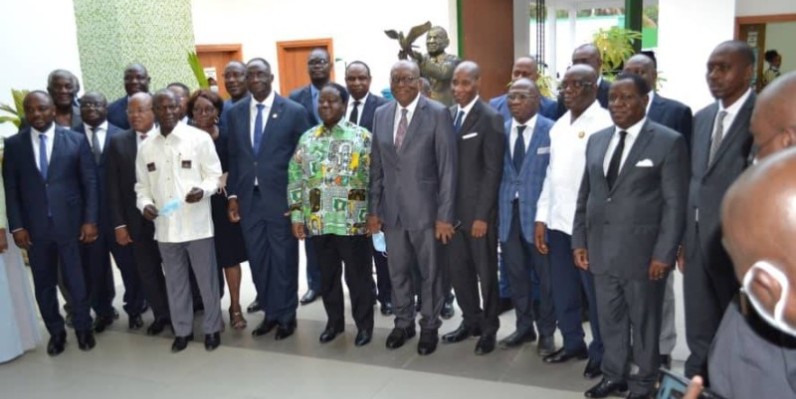 Le président du Pdci-Rda et les membres du Secrétariat exécutif. (Ph:Dr)