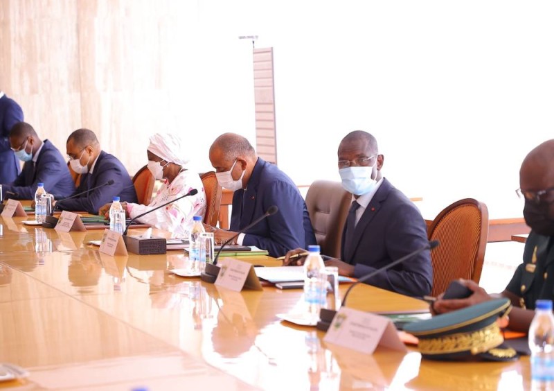 Les membres du Cns autour du premier ministre Patrick Achi
