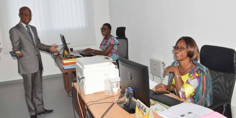 le secrétaire général, Andjou Andjou échangeant avec ses collaboratrices dans le nouveau local. (Ph: Julien Monsan)