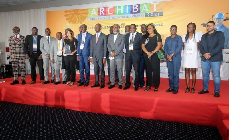 Photos de groupe à la fin de la cérémonie de clôture d'Archibat 2021( Sébastien Kouassi (DR)