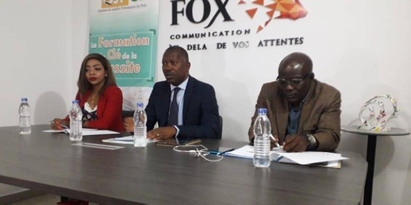 Olivier Yro, président de l'Ojpci (au centre) invite les étudiants journalistes à participer nombreux au prix.(DR)