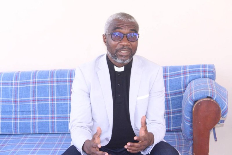 Le curé de la paroisse Notre Dame d’Afrique, le père Charles Koffi, a annoncé la couleur de la cérémonie d’inauguration de la nouvelle grotte mariale de sa paroisse. (Ph : Dr)