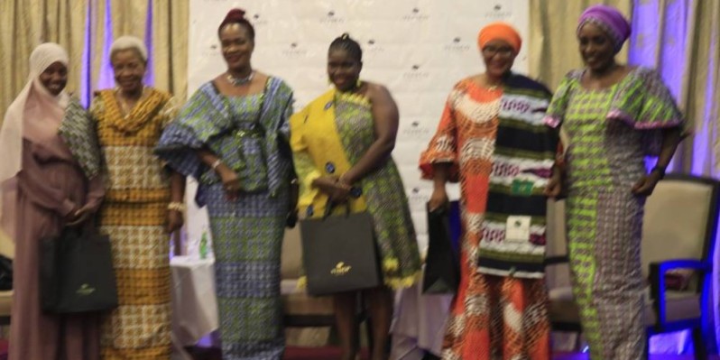 Des gagnantes au tirage au sort heureuses de recevoir des présents Vlisco. (Bavane)