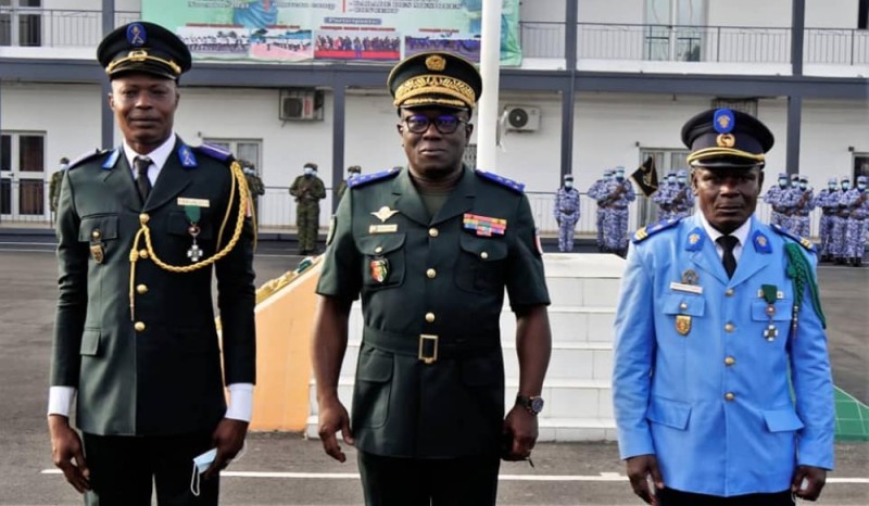 Les deux sous-officiers décorés avec le général de corps d’armée Lassina Doumbia, lors de la cérémonie de salut aux couleurs.