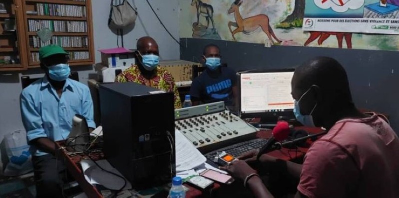 Les représentants des communautés Koulango, Lobi et Peulh et l'animateur, pendant l'émission radio à Bouna. (Aip)