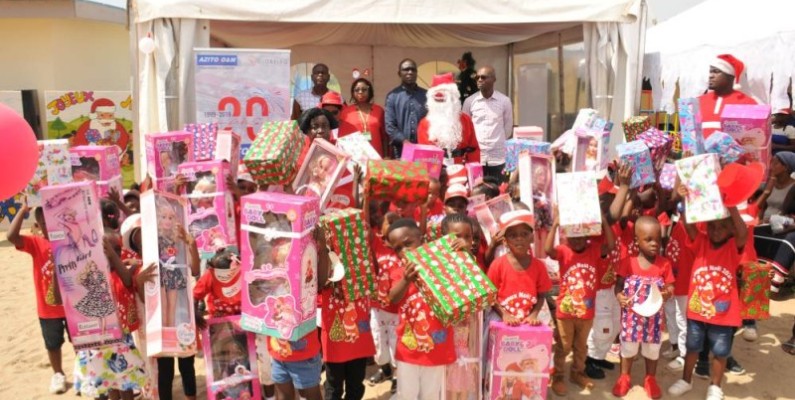 Les tout-petits d'Azito sont repartis les bras chargés de cadeaux.(DR)