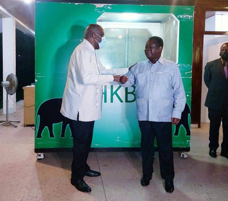 Laurent Gbagbo et Henri Konan Bédié après une rencontre. (Ph:Dr)
