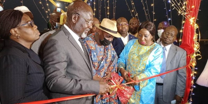 Le maire de la commune d’Abobo, Kandia Camara coupant le ruban. (Mairie d’Abobo)