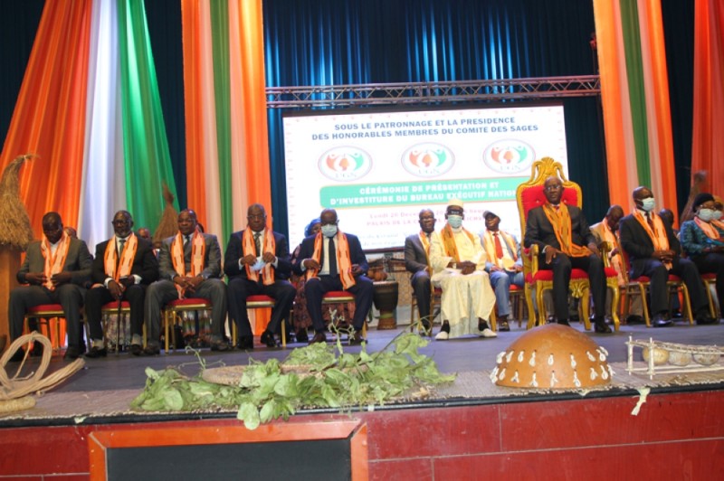 




Abou Gbané, le président de l’Ugn (dans la chaise royale) et des membres du bureau exécutif.  (Photo : Joséphine Kouadio.)