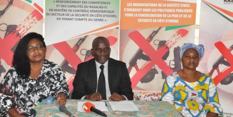 N’Taye Aka Victorien, Président du Rasalao-Ci (au milieu), se dit inquiet de l’ampleur que prend la violence en milieu scolair.  