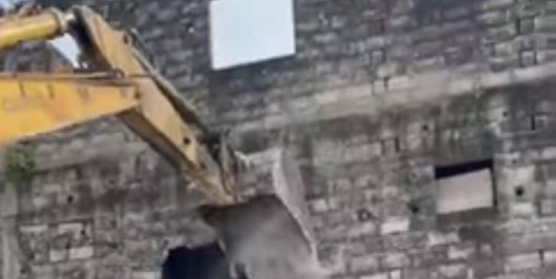 Un immeuble construit sur une voie publique démoli à Angré Château. (Ph: Dr)