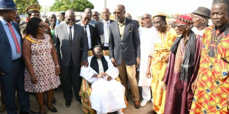 Le chef Adama Doumbia a été intronisé par les ministres Alain-Richard Donwahi (à sa gauche) et Philippe Légré (à sa droite) en présence des autorités coutumières locales. (Ph : Dr)
