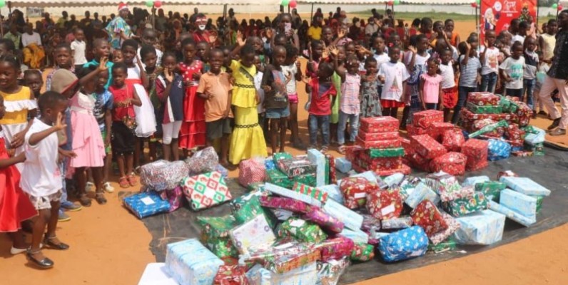 Chacun des 500 enfants présents à la fête a eu droit à un cadeau. (Ph: Dr)