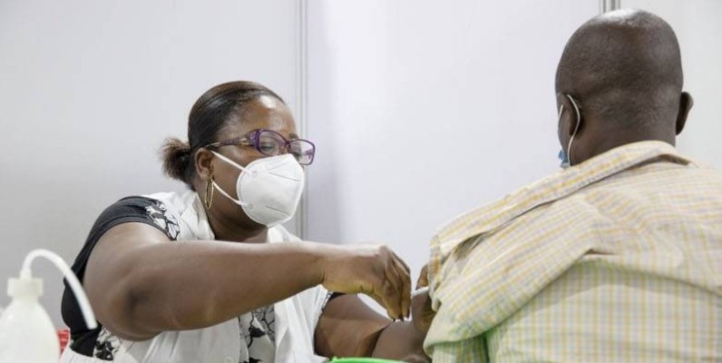 Les populations invitées à se faire vacciner contre la Covid-19. (DR)