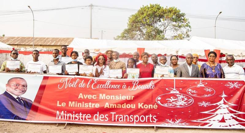 La photo de famille après la remise des différents présents aux bénéficiaires. (Ph: Dr)