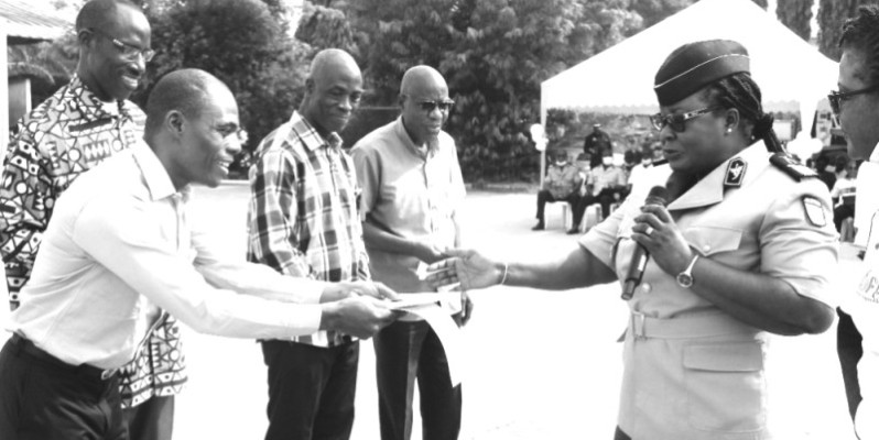 Des bénéficiaires heureux de recevoir leurs chèques des mains du directeur général du Fppn, le commissaire divisionnaire de police Coulibaly Koffi Aminata. (Ph : Dr)