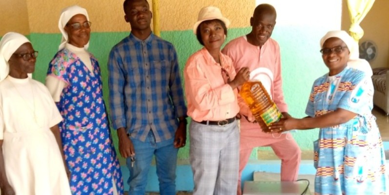 Des cadeaux pour l’orphelinat Hellas de Bondoukou réceptionnés par Soeur Sidonie Wawa de la congrégation Notre dame 
de la paix . (DR)