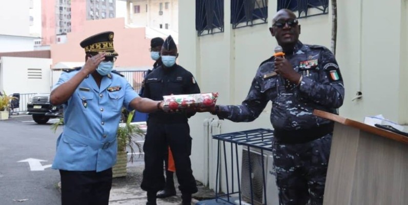 Le directeur général de la police nationale remettant un présent à son collaborateur. (Dgpn)